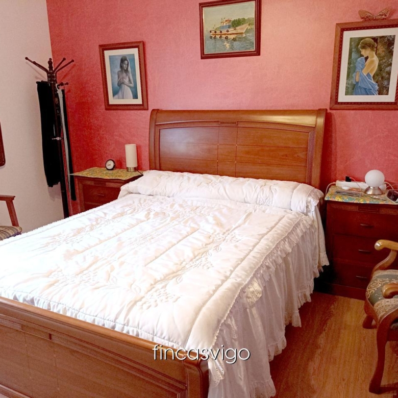 Casa con 3 viviendas en Redondela. Con entradas independientes.