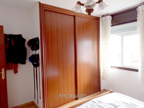 Casa con 3 viviendas en Redondela. Con entradas independientes.