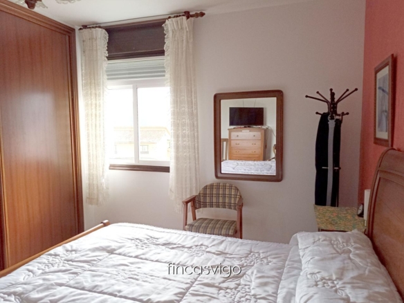 Casa con 3 viviendas en Redondela. Con entradas independientes.