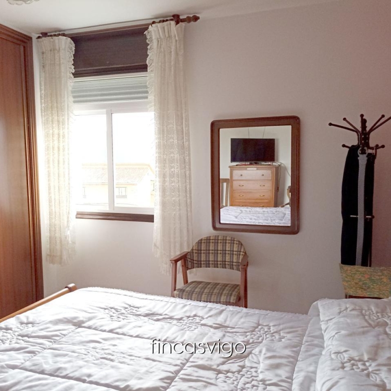 Casa con 3 viviendas en Redondela. Con entradas independientes.