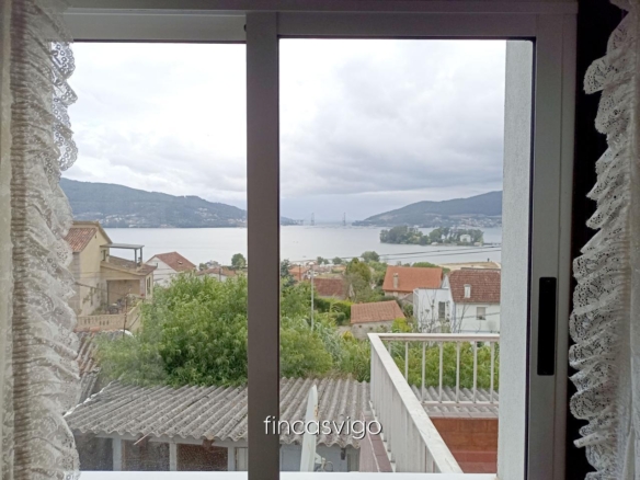 Casa con 3 viviendas en Redondela. Con entradas independientes.