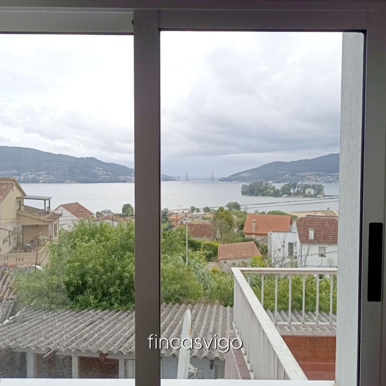 Casa con 3 viviendas en Redondela. Con entradas independientes.