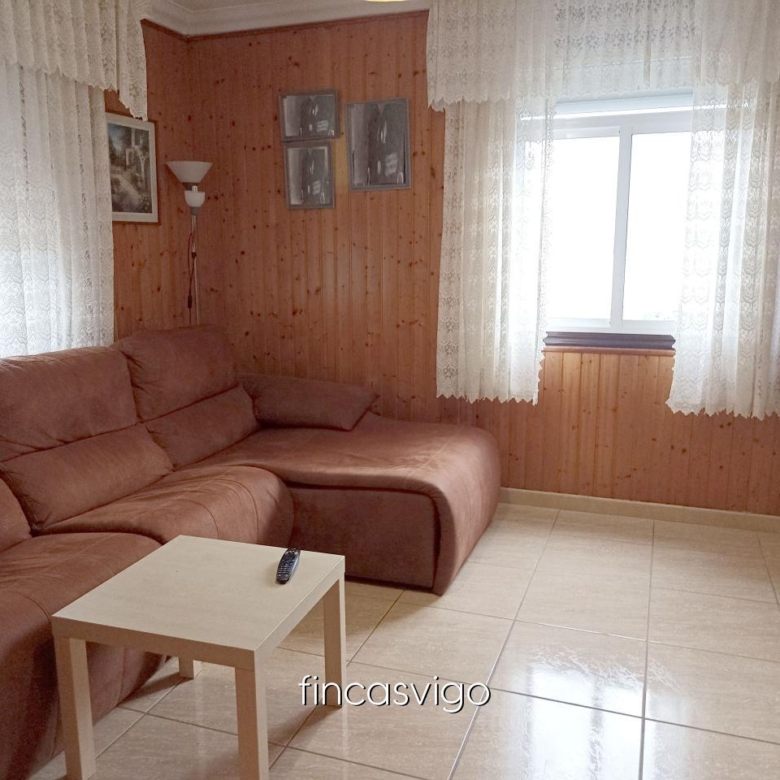 Casa con 3 viviendas en Redondela. Con entradas independientes.