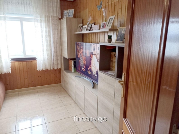 Casa con 3 viviendas en Redondela. Con entradas independientes.