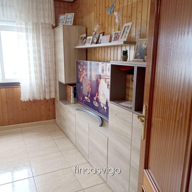 Casa con 3 viviendas en Redondela. Con entradas independientes.