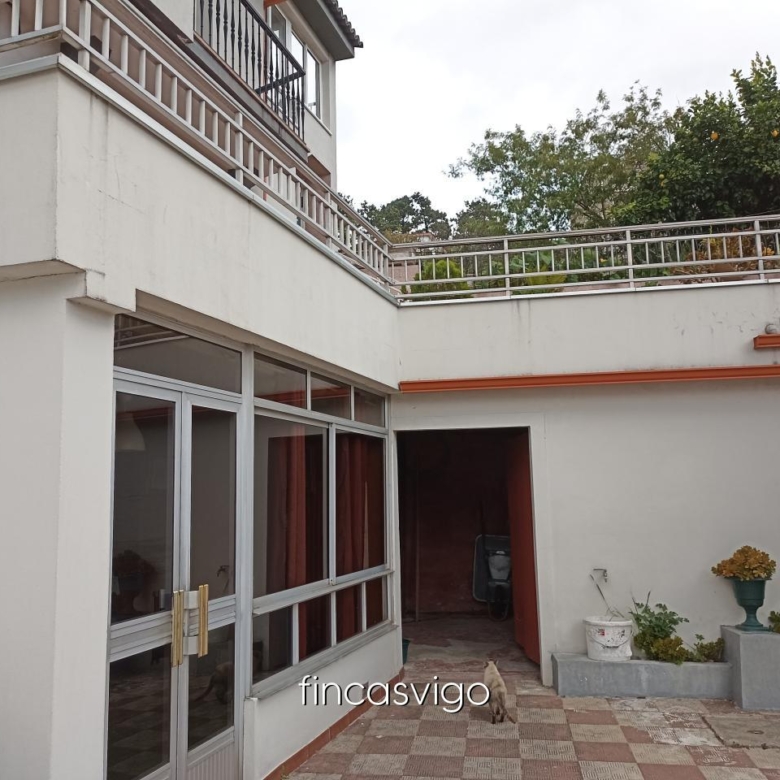 Casa con 3 viviendas en Redondela. Con entradas independientes.