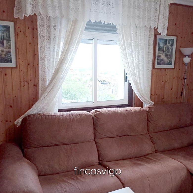 Casa con 3 viviendas en Redondela. Con entradas independientes.