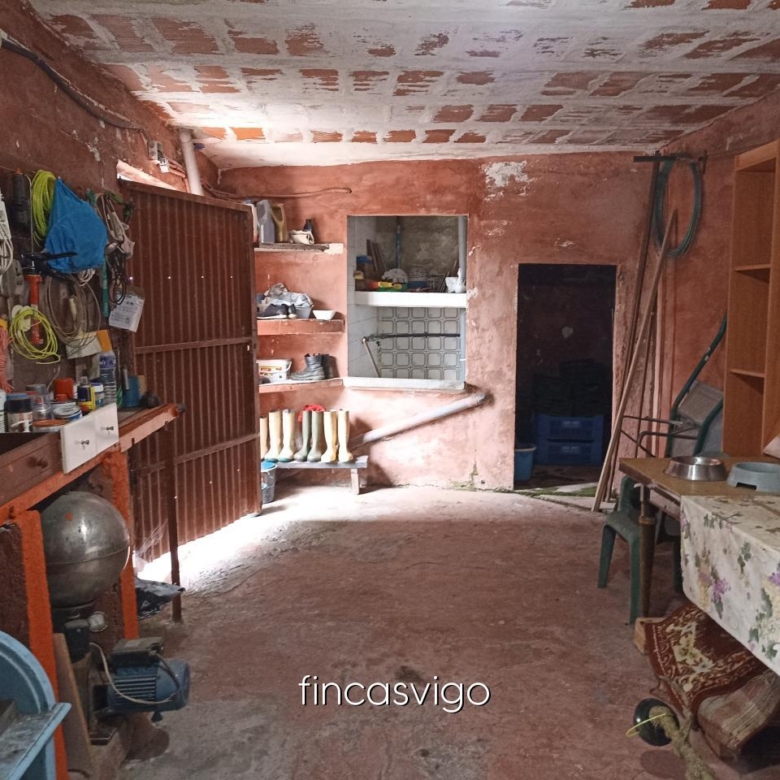 Casa con 3 viviendas en Redondela. Con entradas independientes.
