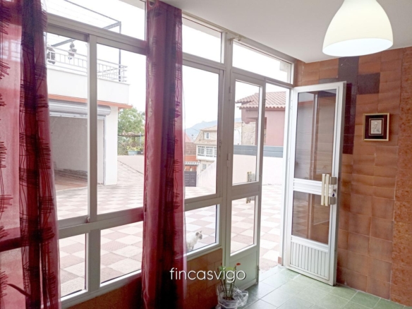 Casa con 3 viviendas en Redondela. Con entradas independientes.