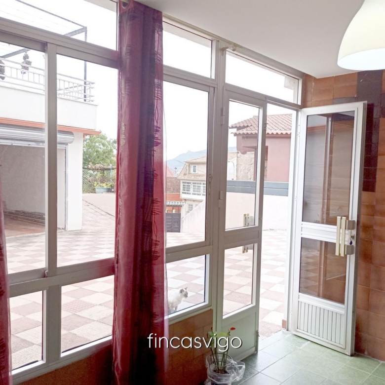 Casa con 3 viviendas en Redondela. Con entradas independientes.
