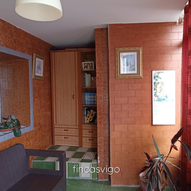 Casa con 3 viviendas en Redondela. Con entradas independientes.