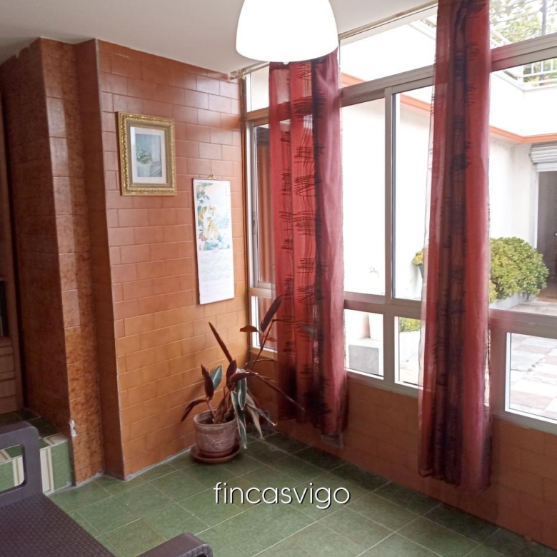 Casa con 3 viviendas en Redondela. Con entradas independientes.