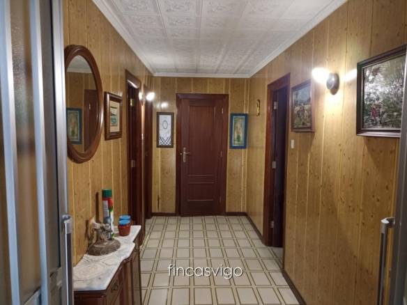 Casa con 3 viviendas en Redondela. Con entradas independientes.