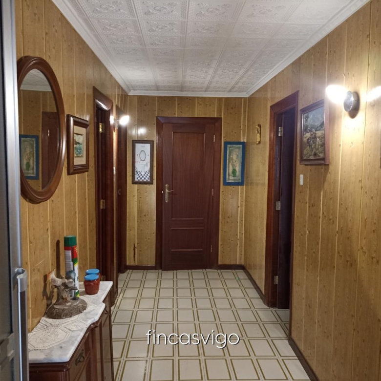 Casa con 3 viviendas en Redondela. Con entradas independientes.