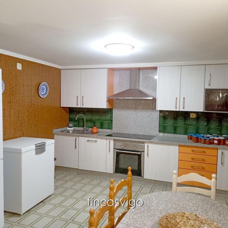 Casa con 3 viviendas en Redondela. Con entradas independientes.