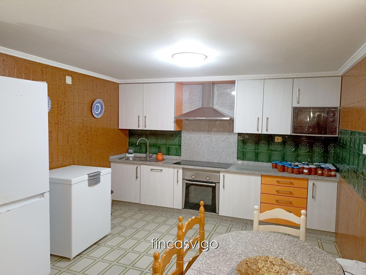 177971092434400044909_177971056882 Casa con 3 viviendas en Redondela. Con entradas independientes.