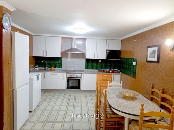 Casa con 3 viviendas en Redondela. Con entradas independientes.