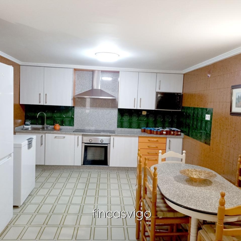 Casa con 3 viviendas en Redondela. Con entradas independientes.