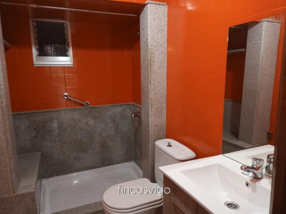 Casa con 3 viviendas en Redondela. Con entradas independientes.