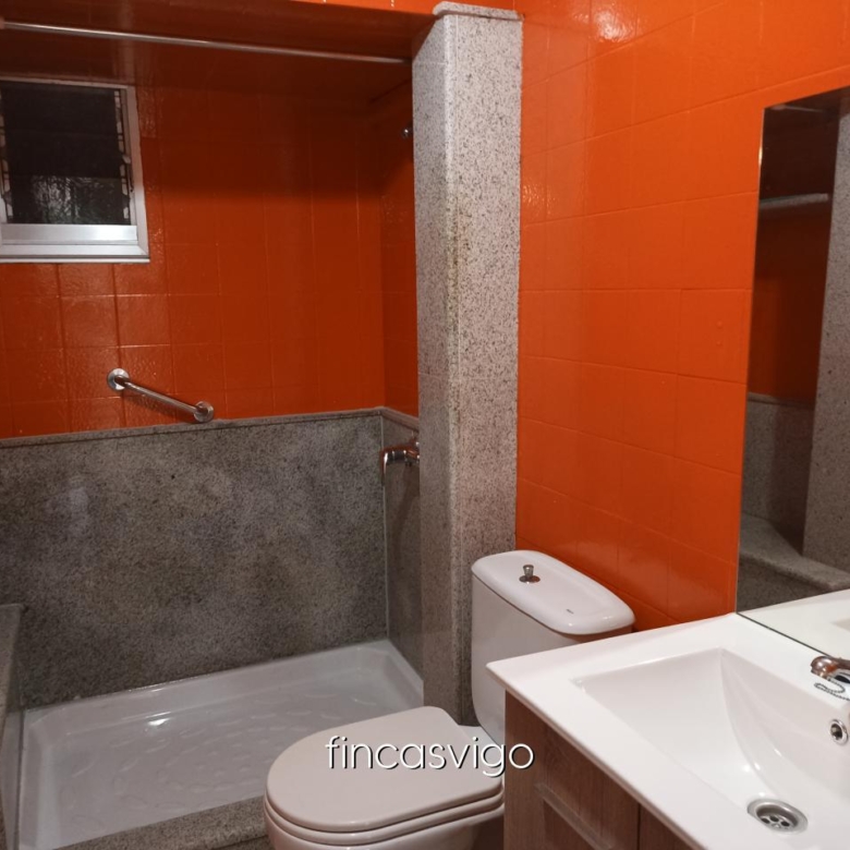 Casa con 3 viviendas en Redondela. Con entradas independientes.