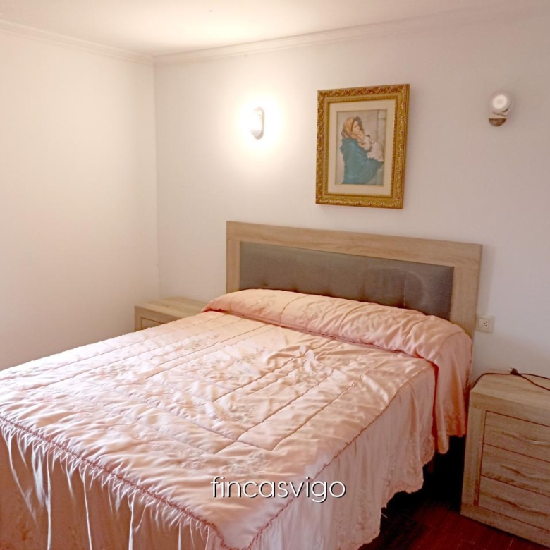 Casa con 3 viviendas en Redondela. Con entradas independientes.