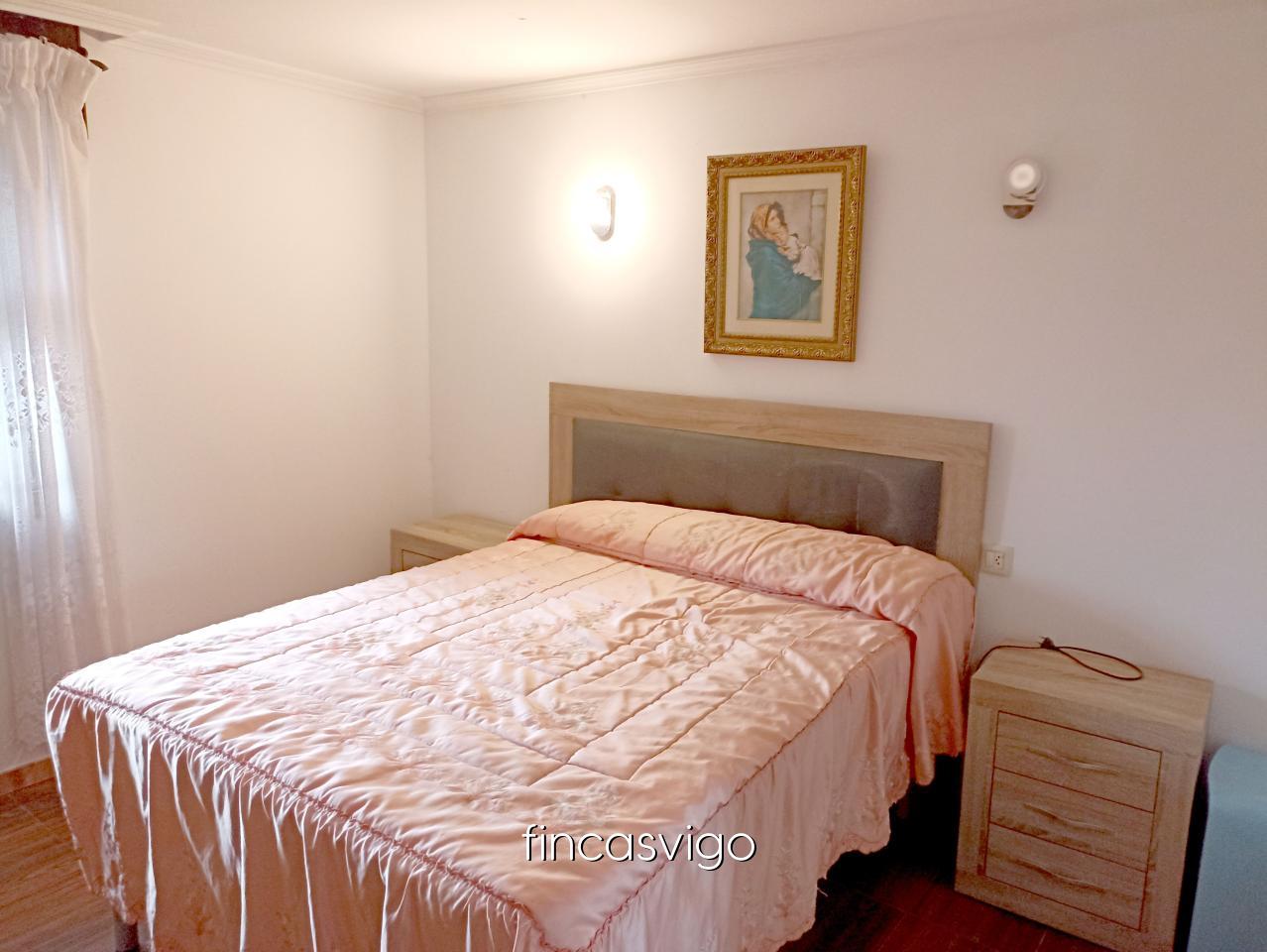 177971092512100044909_177971056905 Casa con 3 viviendas en Redondela. Con entradas independientes.