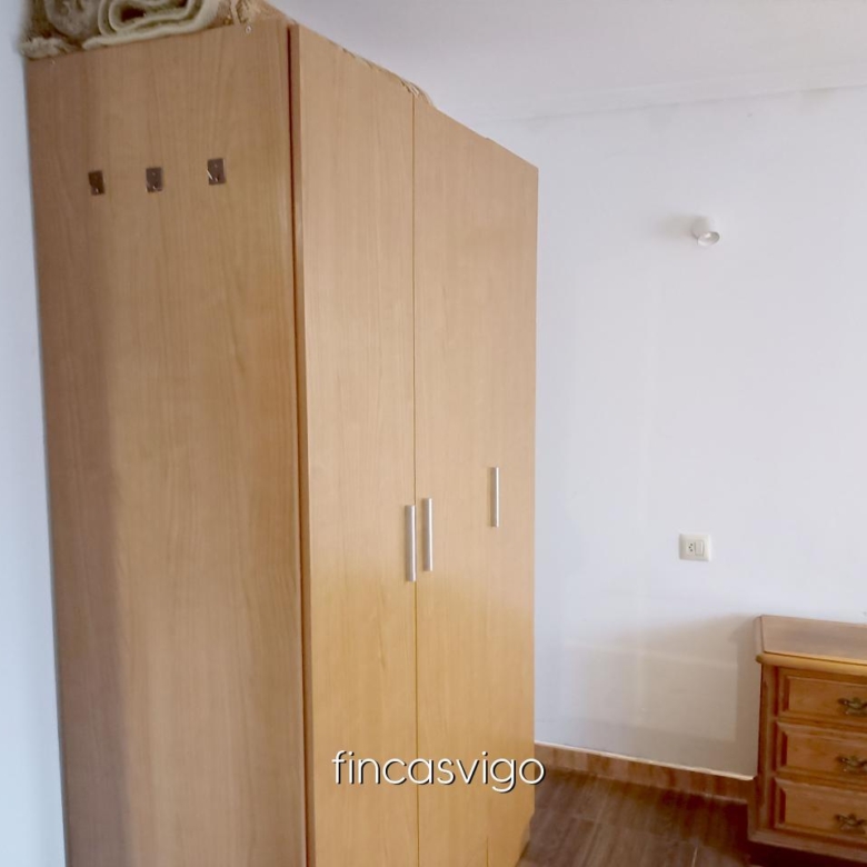 Casa con 3 viviendas en Redondela. Con entradas independientes.