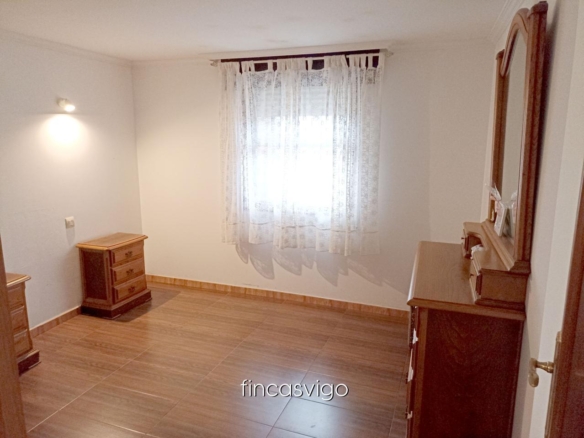 Casa con 3 viviendas en Redondela. Con entradas independientes.