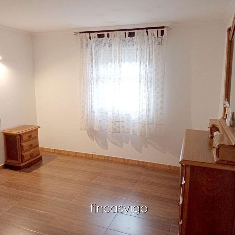 Casa con 3 viviendas en Redondela. Con entradas independientes.