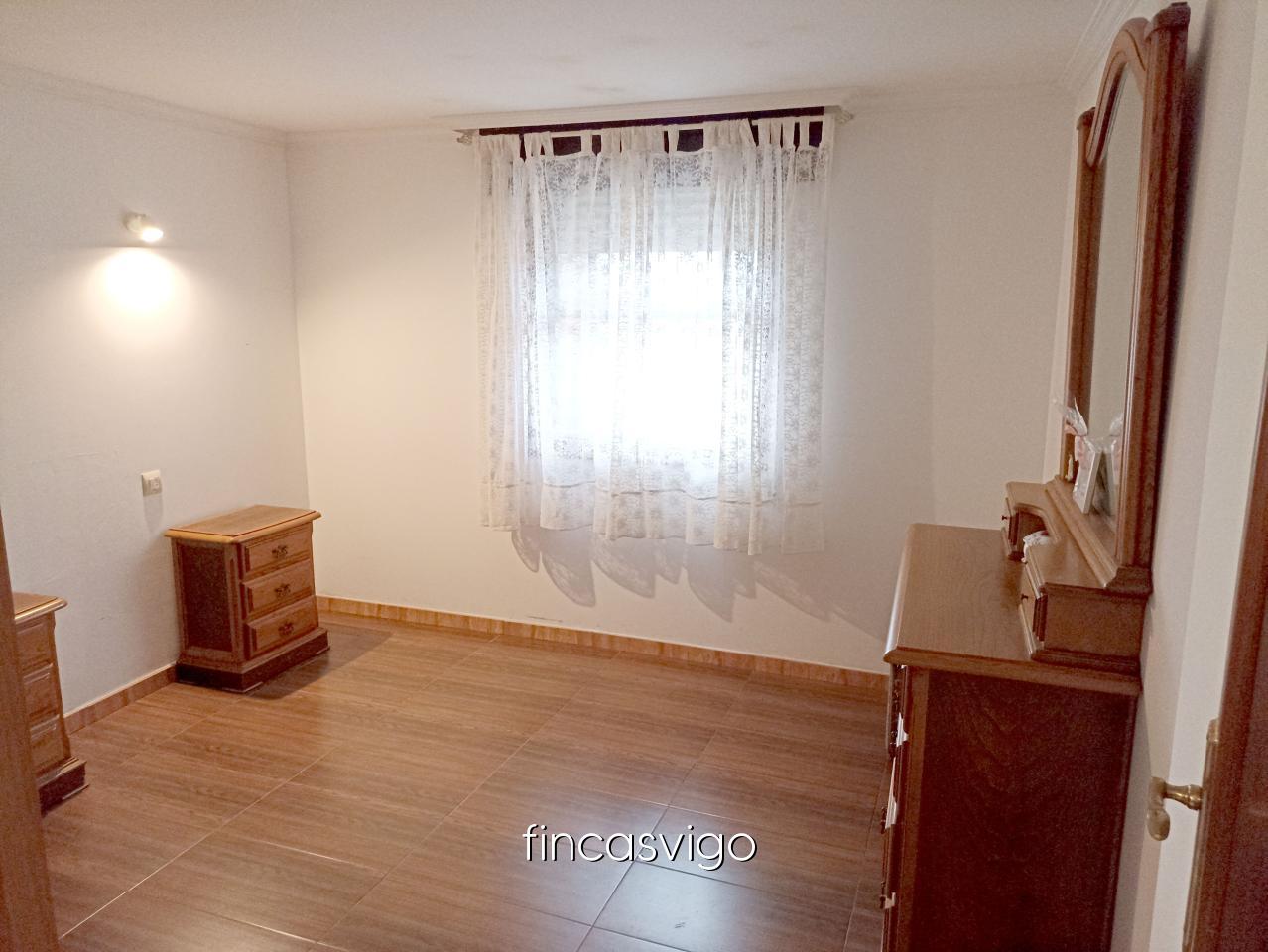 177971092770700044909_177971056928 Casa con 3 viviendas en Redondela. Con entradas independientes.