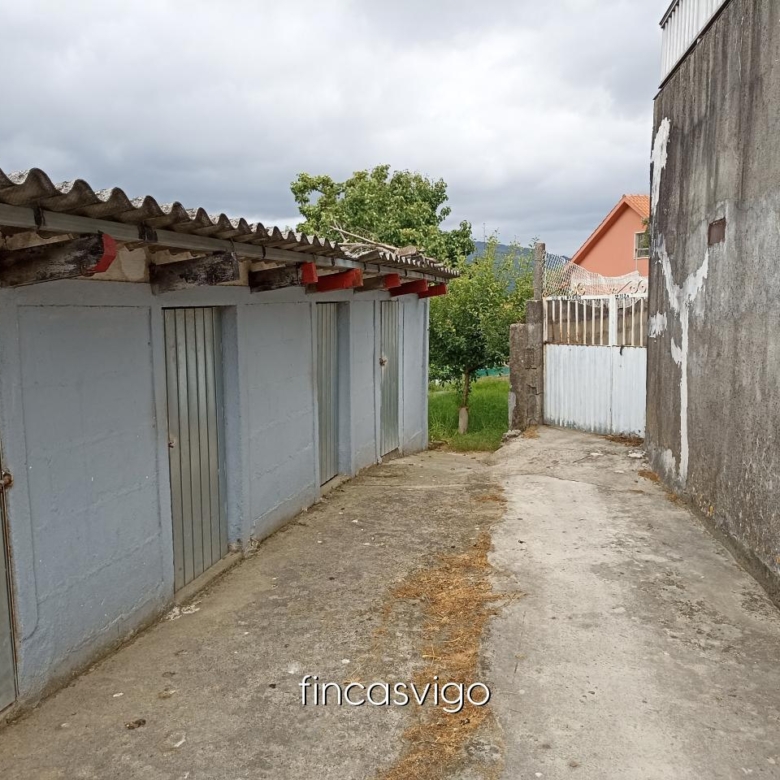 Casa con 3 viviendas en Redondela. Con entradas independientes.
