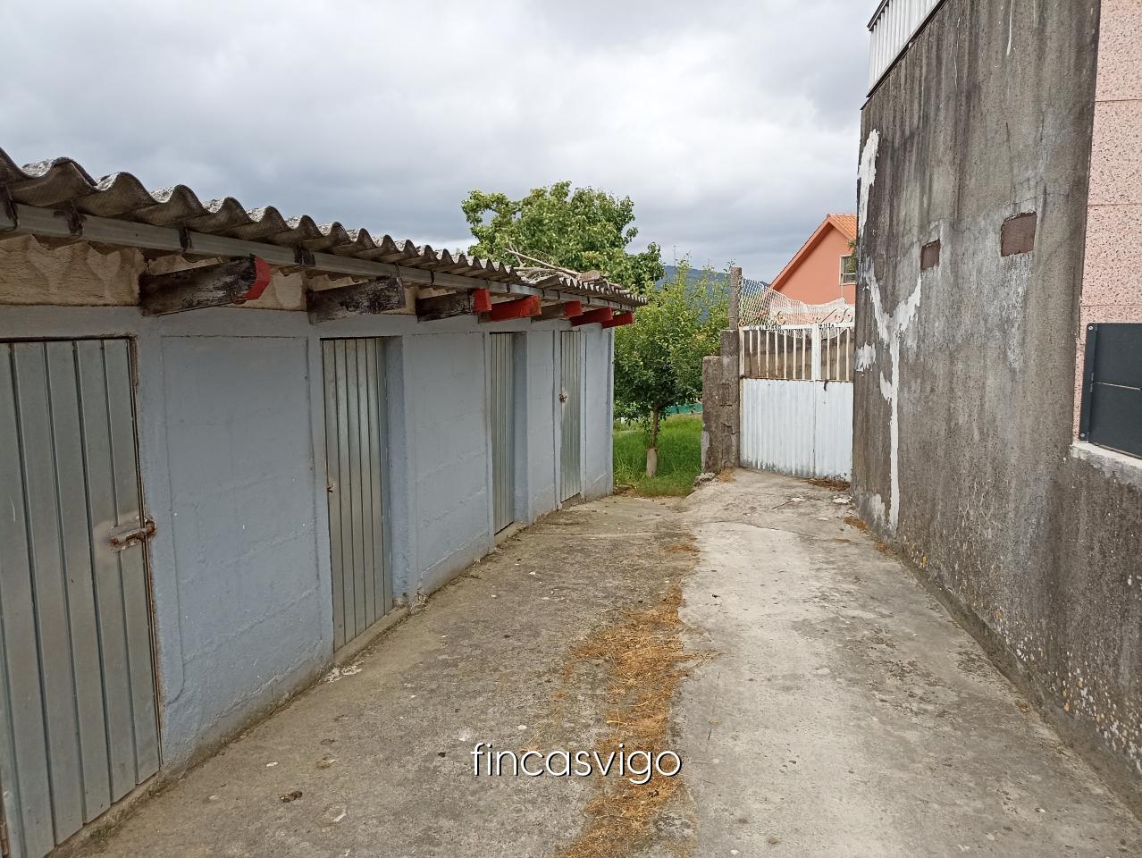 177971092835500044909_177971056960 Casa con 3 viviendas en Redondela. Con entradas independientes.
