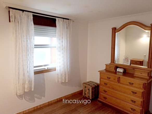 Casa con 3 viviendas en Redondela. Con entradas independientes.