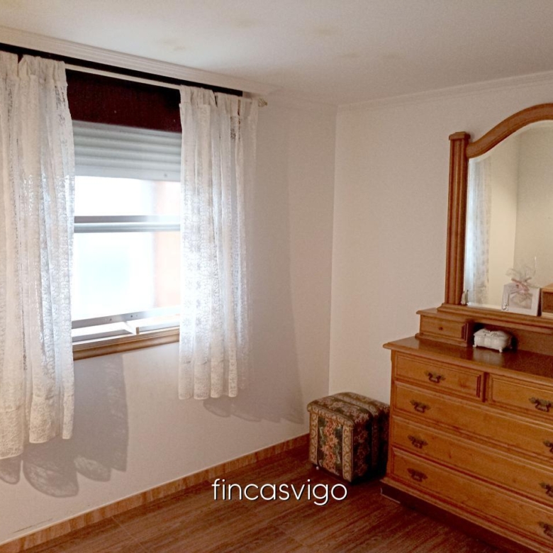 Casa con 3 viviendas en Redondela. Con entradas independientes.
