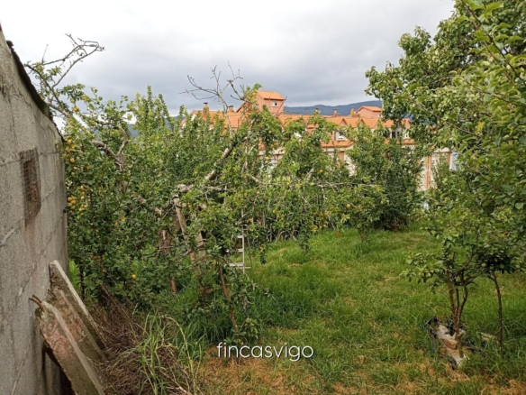 Casa con 3 viviendas en Redondela. Con entradas independientes.