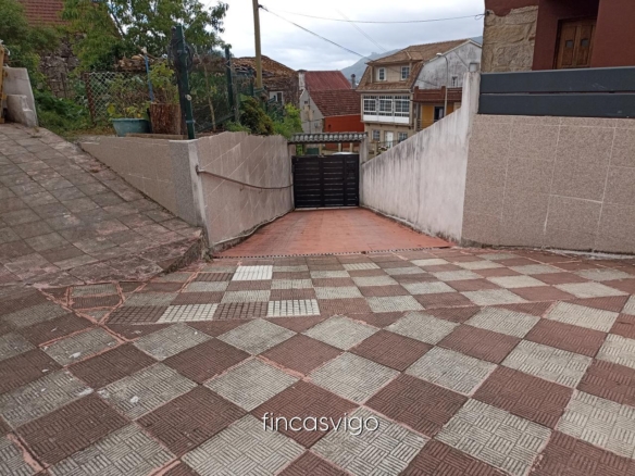 Casa con 3 viviendas en Redondela. Con entradas independientes.