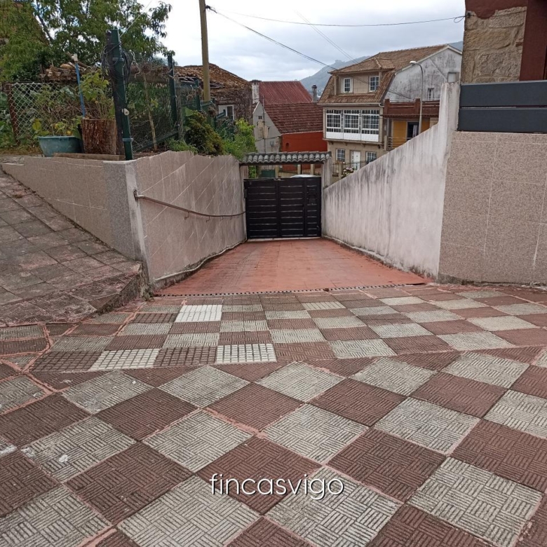 Casa con 3 viviendas en Redondela. Con entradas independientes.