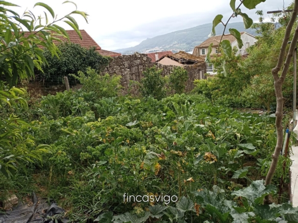 Casa con 3 viviendas en Redondela. Con entradas independientes.