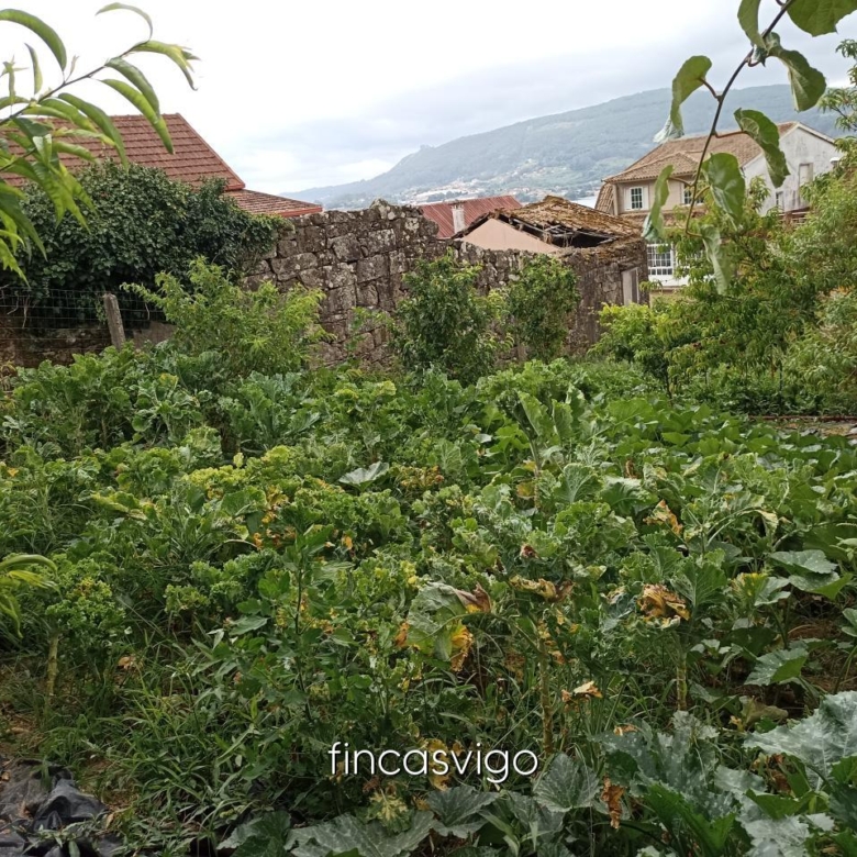 Casa con 3 viviendas en Redondela. Con entradas independientes.