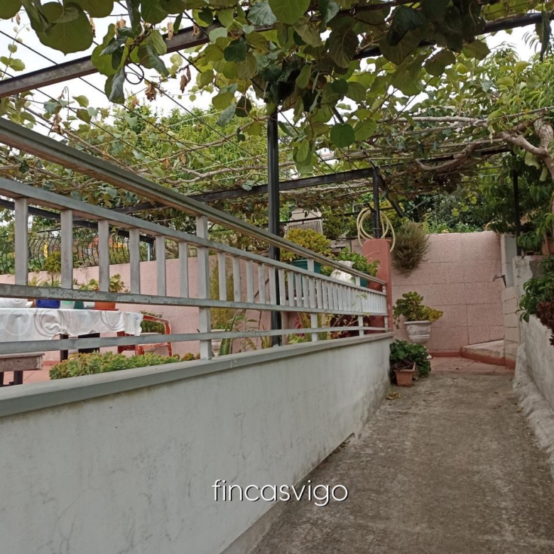Casa con 3 viviendas en Redondela. Con entradas independientes.