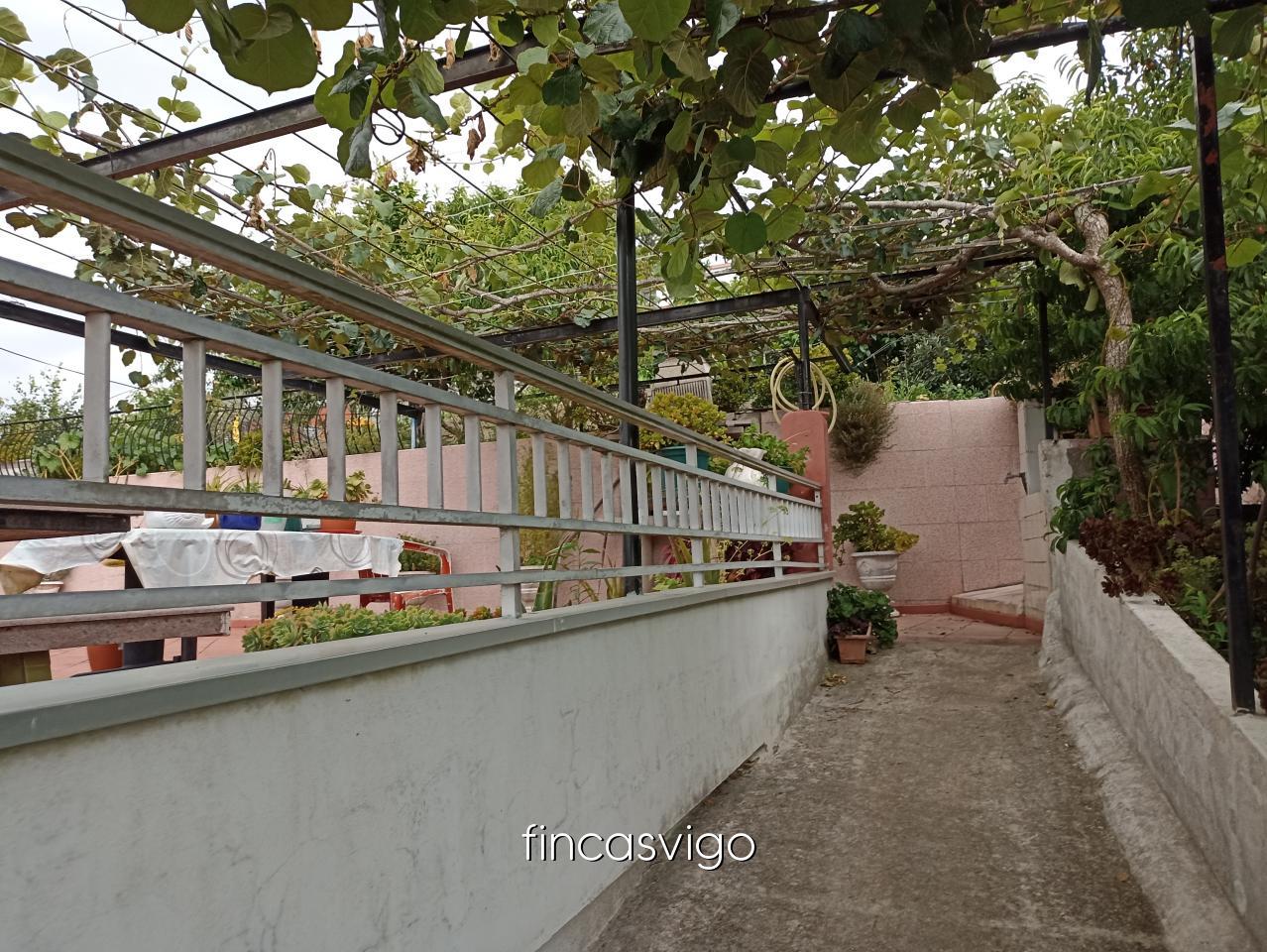 177971093539800044909_177971057161 Casa con 3 viviendas en Redondela. Con entradas independientes.