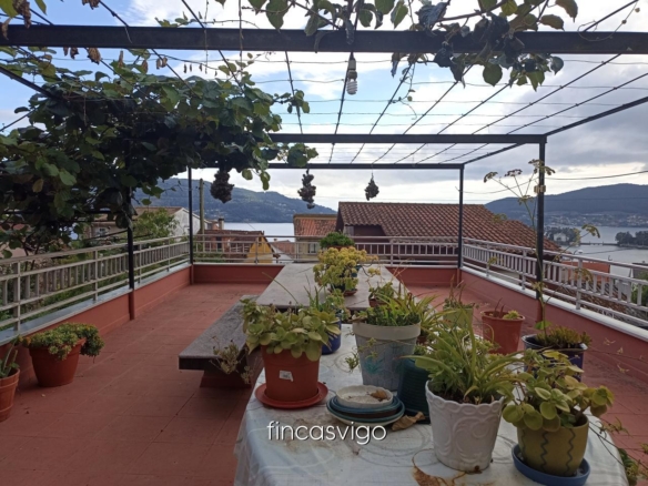 Casa con 3 viviendas en Redondela. Con entradas independientes.