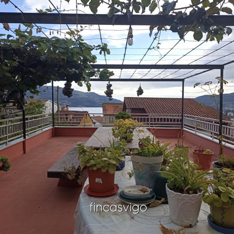 Casa con 3 viviendas en Redondela. Con entradas independientes.