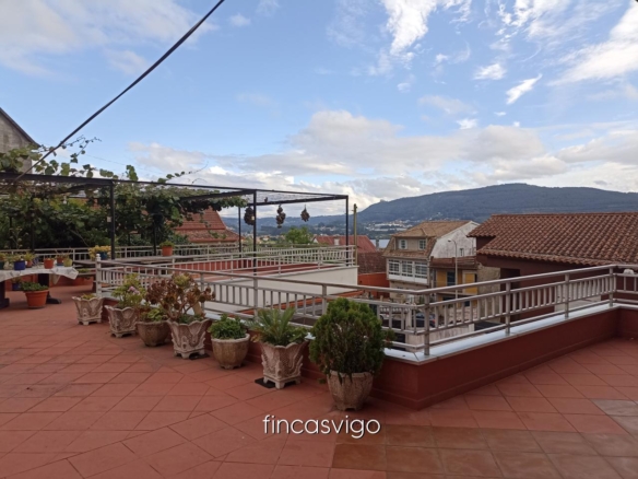 Casa con 3 viviendas en Redondela. Con entradas independientes.