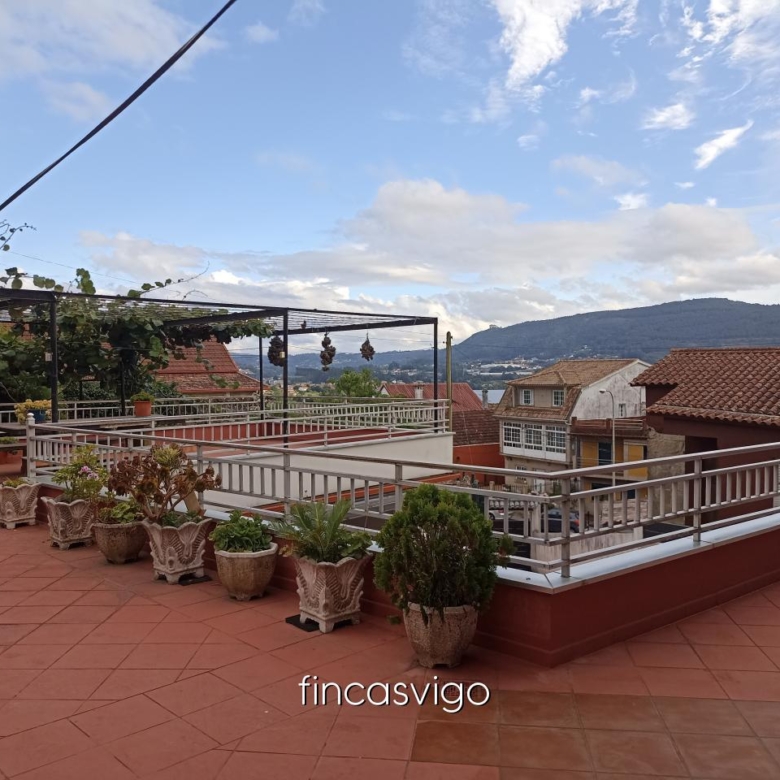 Casa con 3 viviendas en Redondela. Con entradas independientes.