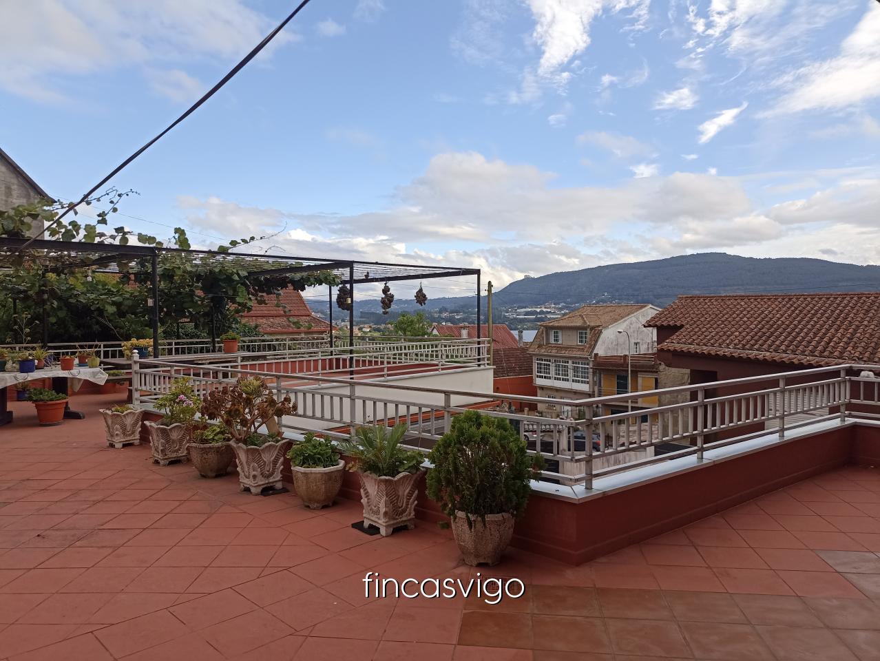 177971093650700044909_177971057194 Casa con 3 viviendas en Redondela. Con entradas independientes.