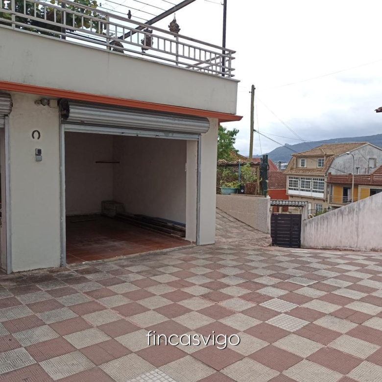 Casa con 3 viviendas en Redondela. Con entradas independientes.