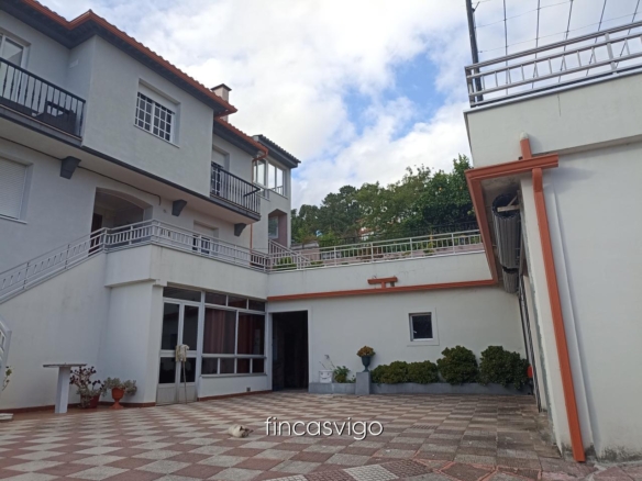Casa con 3 viviendas en Redondela. Con entradas independientes.