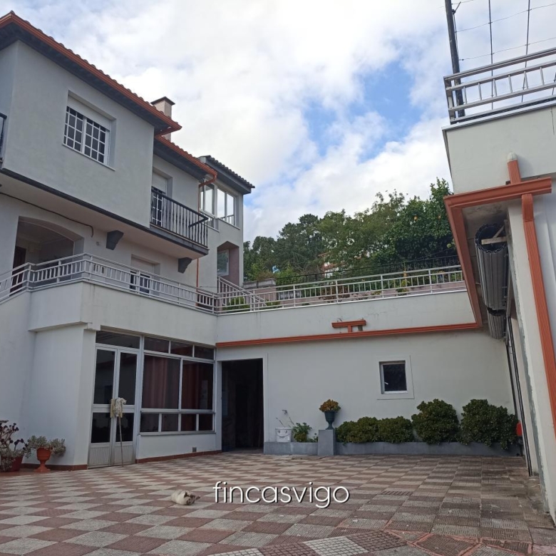 Casa con 3 viviendas en Redondela. Con entradas independientes.