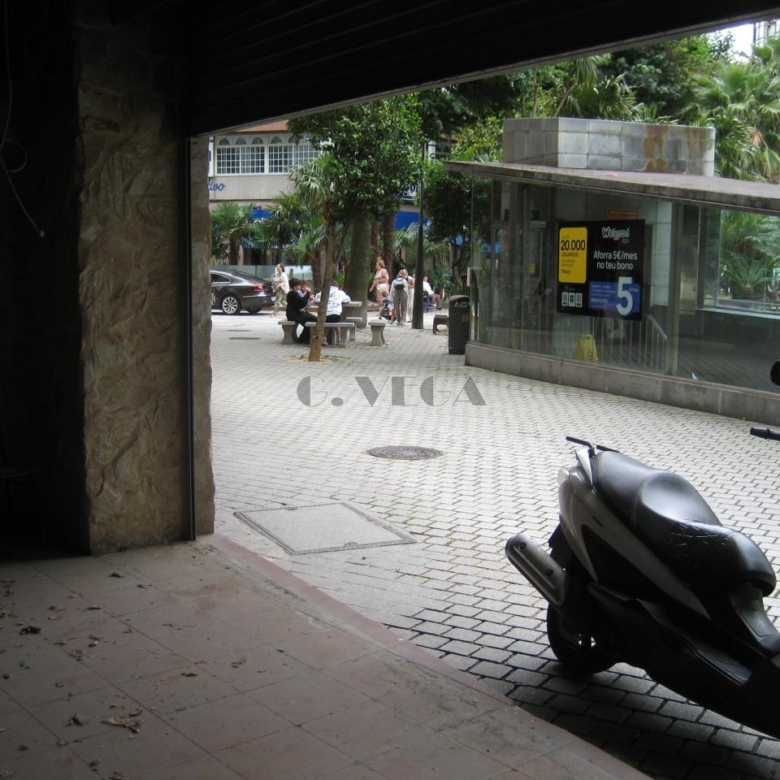 Bajo en alquiler en laplaza de la Independencia. Ideal hostelería.